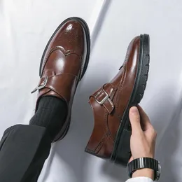 Buty zwykłe Spring Vintage Design Oxford Gruby podeszta sukienka skórzana biuro Mężczyźni rzeźbione ręcznie robione buty biznesowe