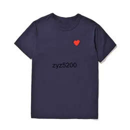 Играть в мужские дизайнерские дизайнерские коммуникации Des Mardy Red Commes Heart Womens Pellover S Badge des Количество хлопкового хлопчата C des Garcons рубашка 7376