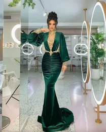 Moderne Hochhals Meerjungfrau Abendkleider Emerald Grüne lange geschwollene Ärmel Trompete Arabische Prromkleider Gold Applikationen Perlen Illusion sexy formelle Partykleider