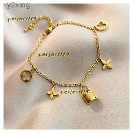 Bangle Designer Lock Sensual Four Leaf Bracelet (النسخة الكورية الإناث) MORI V سلسلة الترقوة على شكل ذهبية بسيطة مجوهرات يدوية مخصصة 2024 49JA