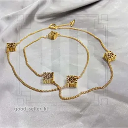 Loewew Bag Bracelet New Fashion Anagram Anagram 펜던트 Loeweee Necklace 비대칭 여성 레트로 팔찌 팔찌 18k 금 도금 귀 스터드 후프 디자이너 팔찌 보석 618