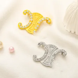 Classic Brand Luxury Desinger Cryatal Pearl Brooch Famous Women Rhinestone Letters Brooches Suit Pin Fashion Jewelry Clothing Decoration Accessories Back Stamp