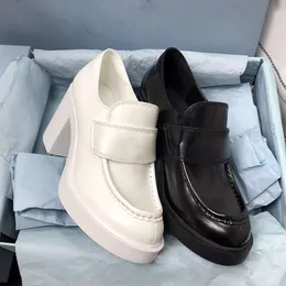 Chunky klackar designer loafers borstade lädermonolith loafers modeplattform skor med ruta 521
