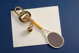 Nyckelringar Lanyards Fashion Designer Classic Tennis Racket Key Chain Men Women Decoration Chain Phone Bag Hanging Buckle Car Keychain L Letter Signature Q240201