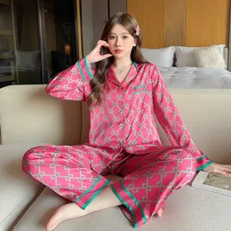 Sonbahar Yeni Pijamalar Kadın Buz İpek Uzun Kollu Çurucu Erik Toz CC Ev Öfkesi Seti Yumuşak ve Rahat