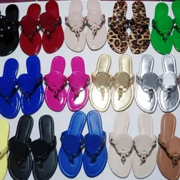 2024 Lyxdesigner tofflor för kvinnors damer läder platt mulor flip flops glider svarta bruna hål dagliga outfit pantoufle claquettes hus rum utomhus reglage