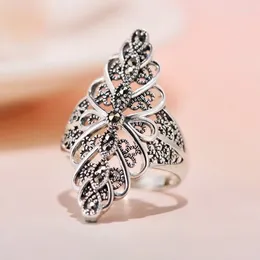 Cluster Rings 2024 Retro And Fashionable Palace Style Hollowed Out Petal Women's Ring Jewelry