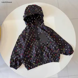 Yeni Çocuk Ceketleri Renkli Çiçek Logosu Baskı Bebek Dış Giyim Boyutu 100-150 Erkek Kızlar Hooded Ceket Çocuk Güneş Kafası Giyim Jan20