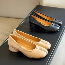 Высочайшее качество Плиссированные туфли-лодочки из овчины Туфли Босоножки на массивном блочном каблуке Кожаные модельные туфли на каблуке «котенок» Роскошные дизайнерские туфли-лодочки на каблуке Офисная обувь Фабричная обувь