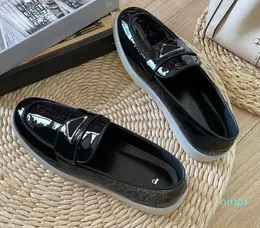 Loafer Slides terlikleri konfor sandal fırçalanmış deri rahat patent elbise ayakkabıları kadın klasik mat açık spor ayakkabılar