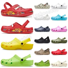 Klassiska COG Sandaler Cross-Tie Designer Croc Echo Mens Womens Kids Cross-Tie Sandal Slides Cros Tallhippers Flip Flops Platform Loafers Croos gratis fraktskor