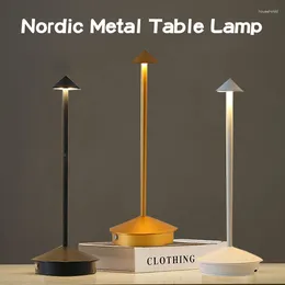 Lampade da tavolo Lampada in metallo di lusso nordico Touch ricaricabile senza fili per camera da letto Ristorante Luce notturna Scrivania romantica