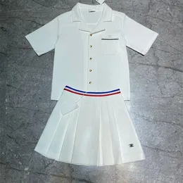Женское дизайнерское платье из двух предметов, летнее белое платье, минималистское плиссированное платье с американской буквенной вышивкой и пряжкой, с короткими рукавами и высокой талией