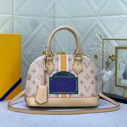 Luxurys handväskor Womens Designer Bag Fashion Top Handtag präglade Shell Tote Påsar Partihandel Riktigt läder axel pochette crossbody bb handväska koppling väska