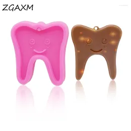 Stampi da forno LM1028 Portachiavi con ciondolo orecchino pendente in resina epossidica a forma di dente di cartone animato lucido che produce caramelle al cioccolato