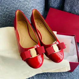 Kadın Bale Daireler Elbise Ayakkabı Lüks Tasarımcı Erkekler Slayt Lady Double Fashion Hediye Gündelik Ayakkabı Vara Açık Sandal Dhgate Kırmızı Deri Sandale Yay Dans Ayakkabı Boyutu 35-42