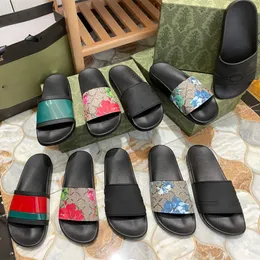 Designer Sandaler för män Kvinnor Flat lädergummibilder Slider Fashion Luxury Randig Gear Sole Claquettes Mules Scuffs Ladies Room House Outdoor Slippers