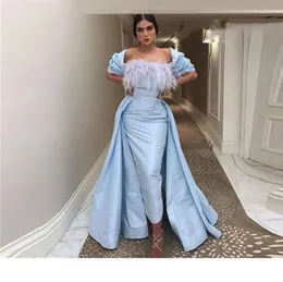 2024 Gece Elbise Vintage saten askısız A-line Feathear Top Dubai Arap Açık Mavi Aşırı Etekler Kadınlar Cape ile Resmi Gece Elbise