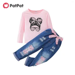 Kläderuppsättningar Patpat 2st Kid Girl Figure Skriv ut långärmad rosa tee och bälte rippade denim jeansuppsättning