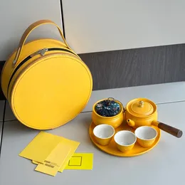 Set da tè da viaggio portatile di design Giallo classico con lettera Logo Lazy One Pot Tre tazze Set da tè in ceramica da campeggio all'aperto con scatola regalo aziendale
