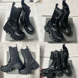 10A BOTA FEMININA BULLDOZER LACEUP EM PRETO e branco esboço em couro de bezerro fosco 67155 Design robusto Sola de borracha dentada grossa Botas de couro botas de grife motocicleta bo