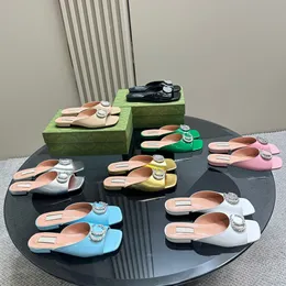 DOPPEL-SLIDE-SANDALE FÜR DAMEN, Schwarz 771586 Luxuriöse Sandale. Das Kristallset „Sommersandalen“ veredelt eine Auswahl femininer Schuhe. Glitzernde Hardware ziert die Slide-Sandalen