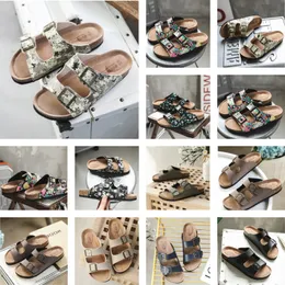 Sandálias de deslizamento Luxury Woman Sandal Brand Flip Flip para mulheres elegantes clássicos de moda de moda Sandália Sapatos planos deslizantes