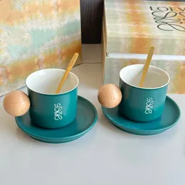 Designerpar Mugg Green Bone Porcelain Cup Classic Logo Creative Ceramic Cup 2 Cups 2 Spoons 2 Tray Set Wood Circular Handle Coffee Cup Valentine's Day Present Box