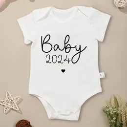 Rompers Baby2024生まれの女の子の服高品質の純粋な綿の居心地の良い男の子のボディスーツハッピーイヤーホーム幼児勤務