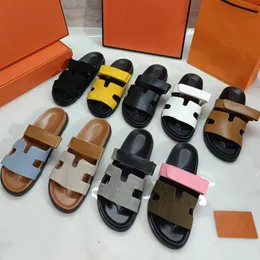 Spot Waren oben ein Designer modisches flacher Boden Paar komfortable Sandalen rutschte rutschernde Männer und Frauen echte Lederschuppen Strand Casual Schuhe eng