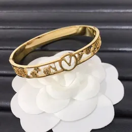 Luxusarmbänder Frauen Gold Bangel Modemarke Designerin Hollow Letter Flower Armband 18K Gold plattiert Edelstahlarmband Damen Hochzeit Schmuck Liebesgeschenke