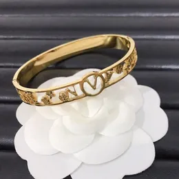 Braccialetti di lusso Donne Gold Braggle Bangle Brand Designer Hollow Letter Bracciale Flower Bracciale 18K Bracciale in acciaio inossidabile inossidabile Bracciale da donna Gioielli da sposa Gioielli Love Gifts