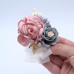 Dekorativa blommor konstgjorda rosblomma handled och brosch bröllop brud brudgummen boutonnieres brudtärna hand äktenskapsmaterial