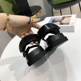 le ultime scarpe firmate moda sandali sportivi in gelatina da donna offrono un'esperienza di comfort diversa e un lusso colorato tra cui scegliere che vali