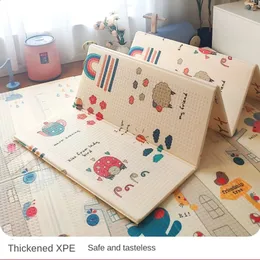 Dicke, faltbare Babyspielmatte mit ineinandergreifenden Fliesen aus ungiftigem Schaumstoff zum Krabbeln und für Kleinkinder auf dem Bauch. TimeFloor 240127