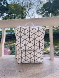 Роскошные сумки Bao Bao в сложенном виде в геометрическую клетку в плоской упаковке Issey Дизайнерский рюкзак в ромбическую клетку Miyake Модный женский повседневный рюкзак на Carousell