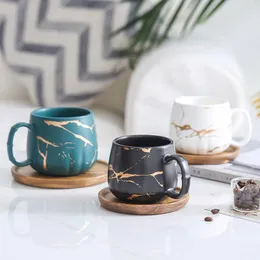 Tassen Spitze Gold Serie Mattes Kaffeetasse Japanische Schwarz -Weiß -Keramik -Teetassen Becher mit Holzbecher -Untertassen.