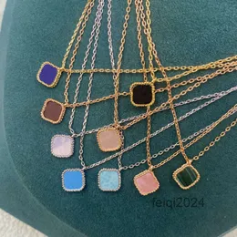 Tasarımcı Jewelrys Van Clover Neckalce Cleef dört yapraklı yonca kolyeleri Kadın Çiçek Gümüş Gümüş Altın Paslanmaz Çelik Zincir Klasik Vintage Sıradan Romantik Lüks BR