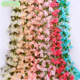 装飾的な花225cm 18pcsフラワーヘッドシルク人工桜ローズバインウォールハングデコレーションラタン偽の植物葉の花輪