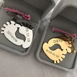 Colares de colar de pés de bebê personalizados colar de aço inoxidável gravado colar de data para mamãe para joalheria infantil presente de aniversário