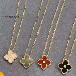 Van Clover Necklace Cleef Flowers Necklaces van clover Gold High Sided Four Leaf Clover for Women Lucky Fritillaria Rose Gold Lock Bone Chain with Advanced Sense