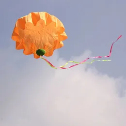 Prachute da lancio a mano Giocattolo per bambini Paracadute Luce a LED Parco all'aperto Fitness Sport Puzzle Volare Regalo per bambini 240202