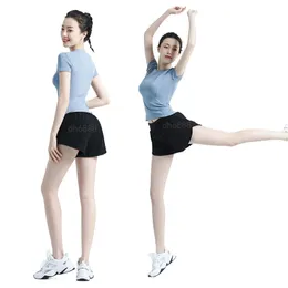 شورتات اليوغا النسائية ملابس مع التمارين الرياضية ارتداء السراويل القصيرة الفتيات يديرون السراويل المرنة الجيوب الرياضية الحجم S-XXL