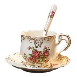 Tazze da tè e piattini in porcellana avorio Tazze da tè rosa con cucchiaio Tazza da caffè Vintage floreale Cina 250 ml per la festa 240130