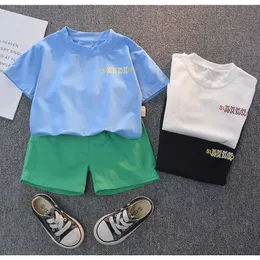 „Entzückendes, mit Robotern bedrucktes Kleidungsset für Kinder – trendiges Sommeroutfit für Jungen und Mädchen, inklusive buntem T-Shirt und einfarbigen Shorts – geeignet für Kleinkinder im Alter von 1–4 Jahren“