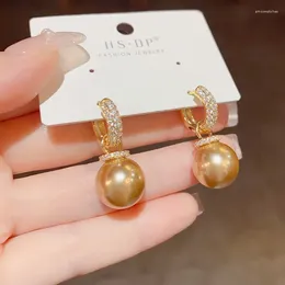 Creolen im koreanischen Stil, modisch, leicht, luxuriös, einfach und einzigartig, Kaffee-Perlen-Ohrschnallen, hochwertige kleine Pendler für Frauen.