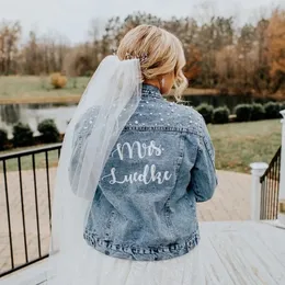 Kurtka Mrs Denim z perłami spersonalizowana dżinsowa kurtka panna młoda kurtka ślubna Prezent dla panny młodej Just Marriage Jacket 240201