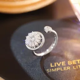 Pierścienie klastrowe Modna cyrkon obrotowy pierścień 2024 Trendy Wykwintne lśniący kwiat przeciwprawytowy Dekompresja Regresja Darowi biżuterii żeńskie