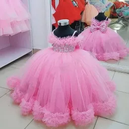 Afrikanische rosa Blumenmädchenkleider für die Hochzeit, Spaghettiträger, Perlen, Geburtstagsparty-Kleider für kleine Kinder, Schleifen am Rücken, abgestufte Tüll-Brautkleider NF094
