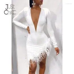 Casual Dresses Justchicc Feather White Deep V Neck Oregelbundna klänningar Kvinnor Mesh High Slit Bodycon Stitching Sexig Solid Party Club Dress2024